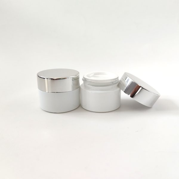 emballage cosmetique en verre blanc porcelain fati pack maroc -pots-en-verre-blanc-avec-couvercle-noir-argente-ou-dore