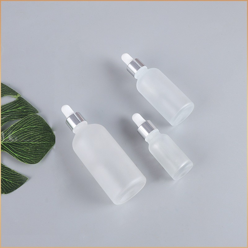 Flacons compte-gouttes en verre ambré semi-transparente avec pipette  blanche et cercle argenté pour emballage cosmétique - Emballage Maroc