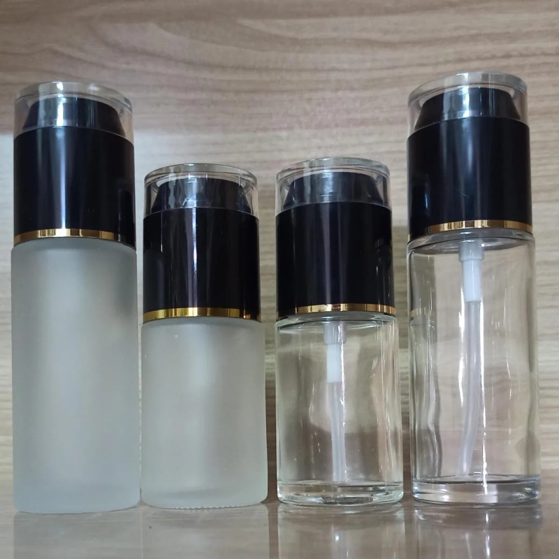 bouteille-d-emballage-de-fond-de-teint-en-verre-transparent-avec-une-pompe-noire-pour-l-emballage-cosmetique fati pack emballage maroc