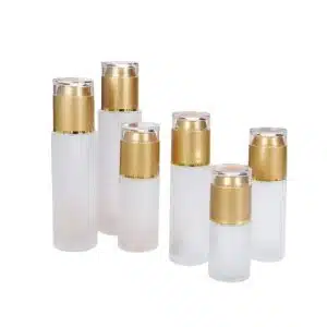 bouteille-en-verre-givre-avec-pompe-doree-pour-un-emballage-raffine-des-produits-cosmetiques-serums-lotions-fonds-de-teint fati pack emballage maroc