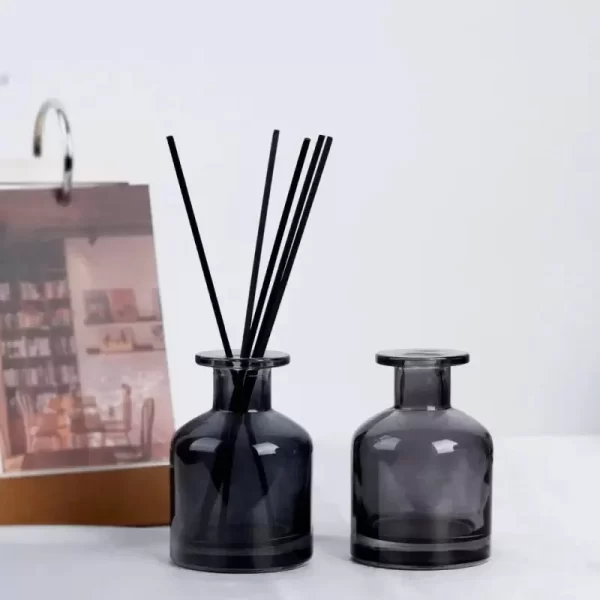 flacon-diffuseur-d-arome-en-verre-noir-semi-transparent-avec-roseaux-noirs fati pack grossiste emballage maroc