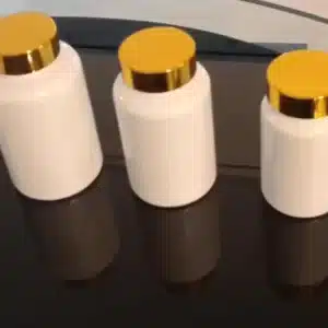 bouteille-en-plastique-blanc-pour-pilules-ou-complement-alimentaire