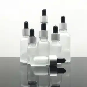 Le flacon compte-goutte en verre givré de 10 ml à 100 ml avec bouchon argenté-noir allie élégance et fonctionnalité. Sa finition givrée protège les produits sensibles à la lumière, tandis que son bouchon argenté-noir apporte une touche de sophistication. Idéal pour les huiles essentielles, sérums et autres produits cosmétiques, ce flacon permet une application précise grâce à son système compte-goutte, garantissant un dosage contrôlé et une conservation optimale des produits.