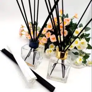 Flacon en Verre Élégant avec Diffuseur en Roseau et Détail Doré