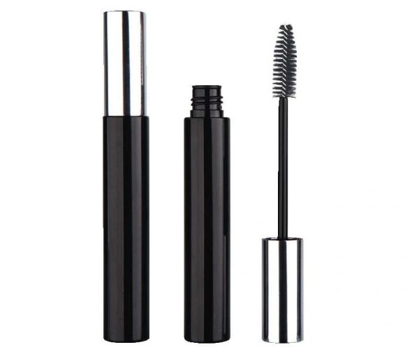 Tube de mascara noir avec capuchon argenté et brosse à cils