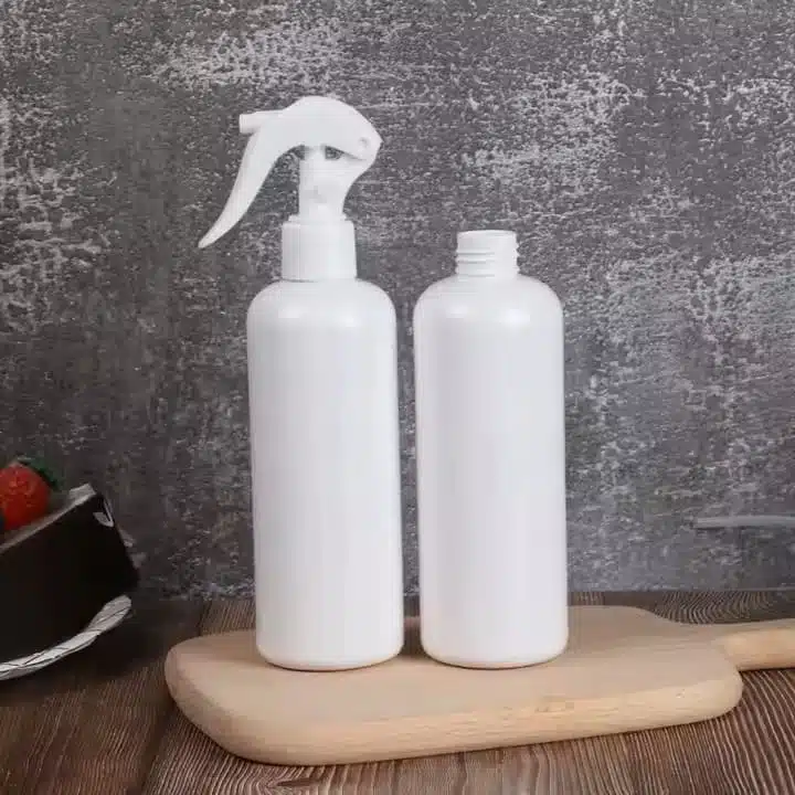 Bouteille de Pulvérisation en Plastique Blanc – Idéale pour Sprays et Brumes