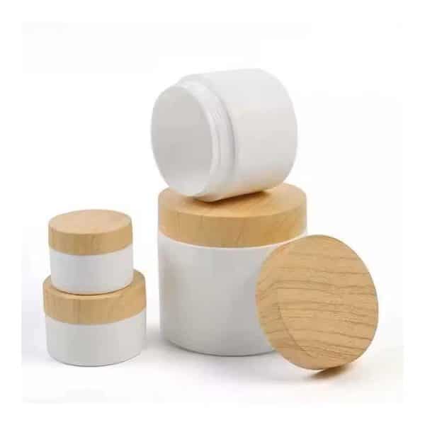 pot-de-creme-en-plastique-blanc-pp-avec-couvercle-en-bambou emballage cosmetique maroc