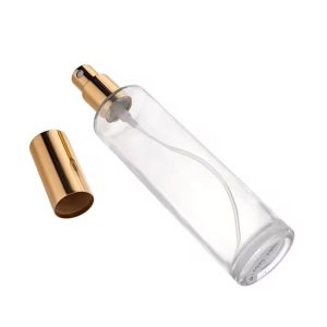 Flacon vaporisateur en verre transparent avec une pompe spray dorée et un capuchon assorti doré métallisé emballage maroc