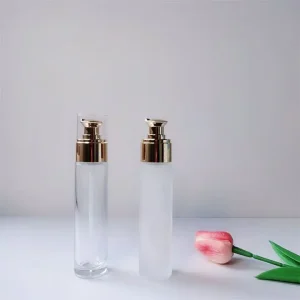 Flacon-cosmétique-premium-en-verre-transparent-pour-sérums-et-fonds-de-teint-avec-bouchon-pompe-doré_1
