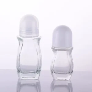 Flacon déodorant en verre transparent roll-on 50 ml avec bille blanche et capuchon transparent emballage cosmetique maroc
